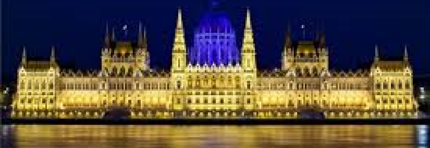 Kék színben tündököl a Parlament